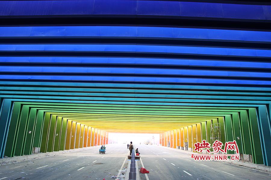 出隧道時由顏色過渡為紫色。