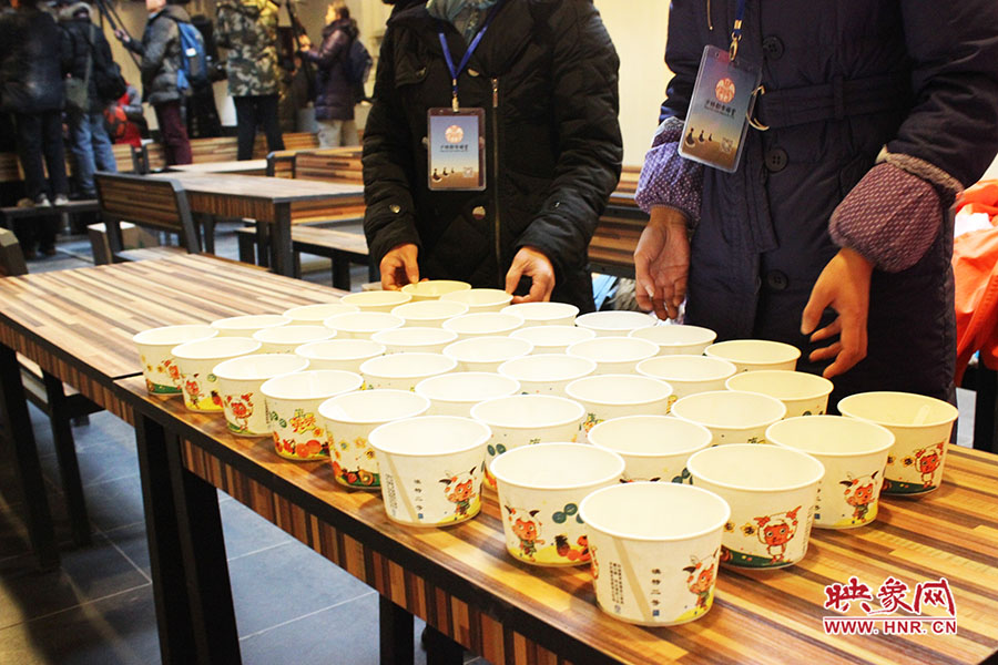 施粥人員準(zhǔn)備了一次性飯盒，方便市民攜帶。