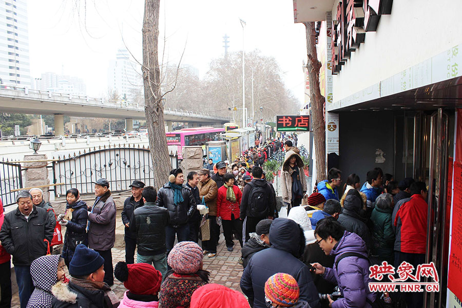 施粥現(xiàn)場排起近百米長隊(duì)。