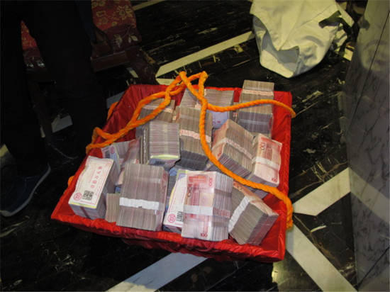 不少農(nóng)民工的工資是用籮筐挑走的。