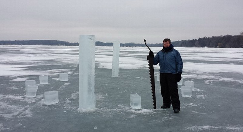 　這5名美國人使用鏈鋸和冰刀切割冰塊，用了2周時(shí)間才建成巨大的冰柱巨石陣。（網(wǎng)頁截圖）