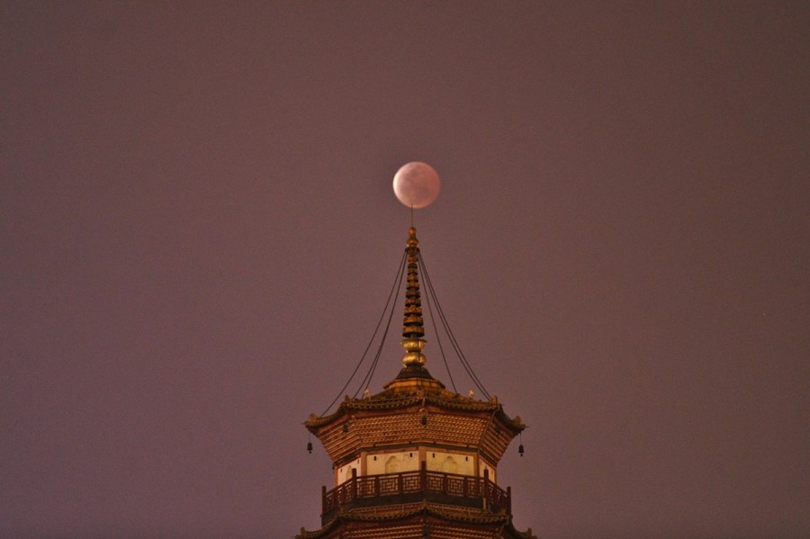 4月4日，廣東省廣州市，月全食與赤崗塔。（二次曝光）石榴/CFP
