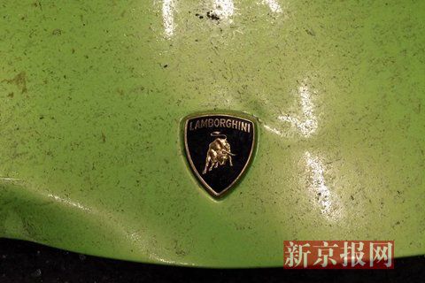 一輛蘭博基尼與一輛法拉利發(fā)生事故，現(xiàn)場狀況慘烈