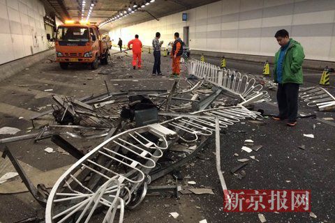 一輛蘭博基尼與一輛法拉利發(fā)生事故，現(xiàn)場狀況慘烈