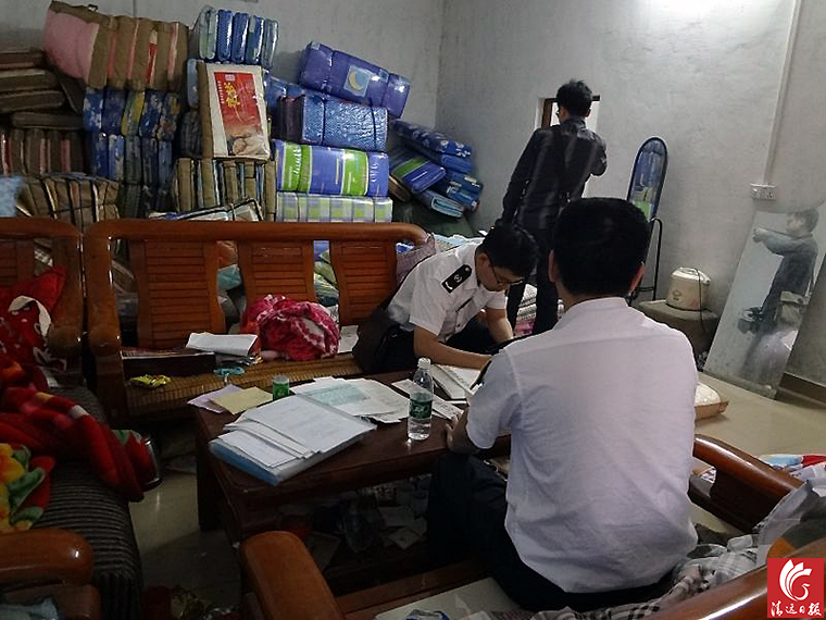 執(zhí)法人員對“黑心棉”窩點進行登記取證。