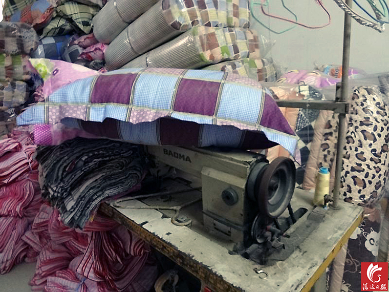 作坊一角。執(zhí)法人員稱，該作坊利用廢舊棉花和劣質(zhì)絮用纖維進行違法加工。