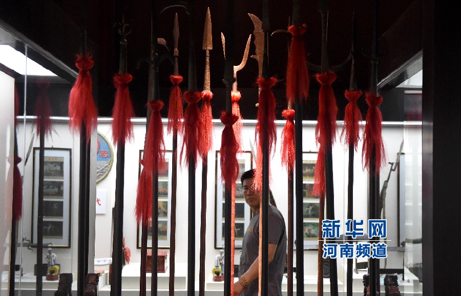 4月26日，參觀者在兵器展覽館內(nèi)參觀。