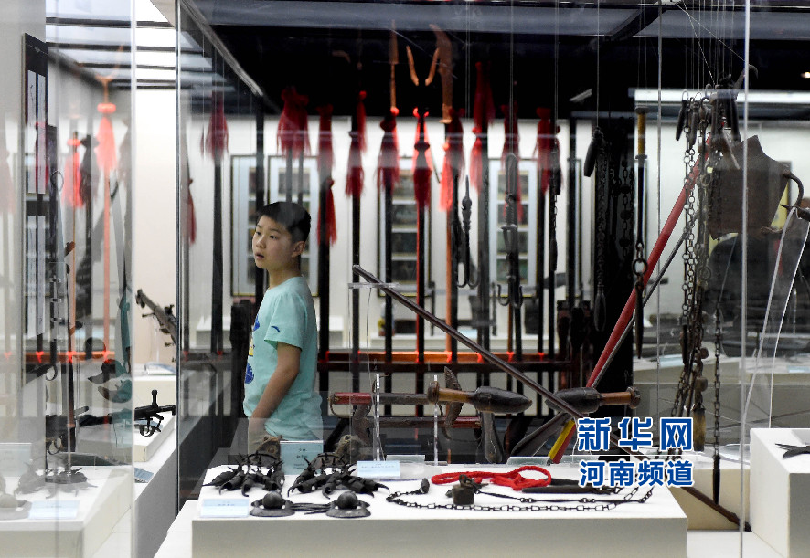 4月26日，參觀者在兵器展覽館內(nèi)參觀。