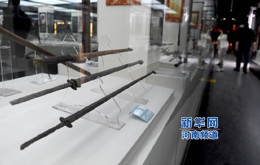 4月26日，參觀者在兵器展覽館內(nèi)參觀。