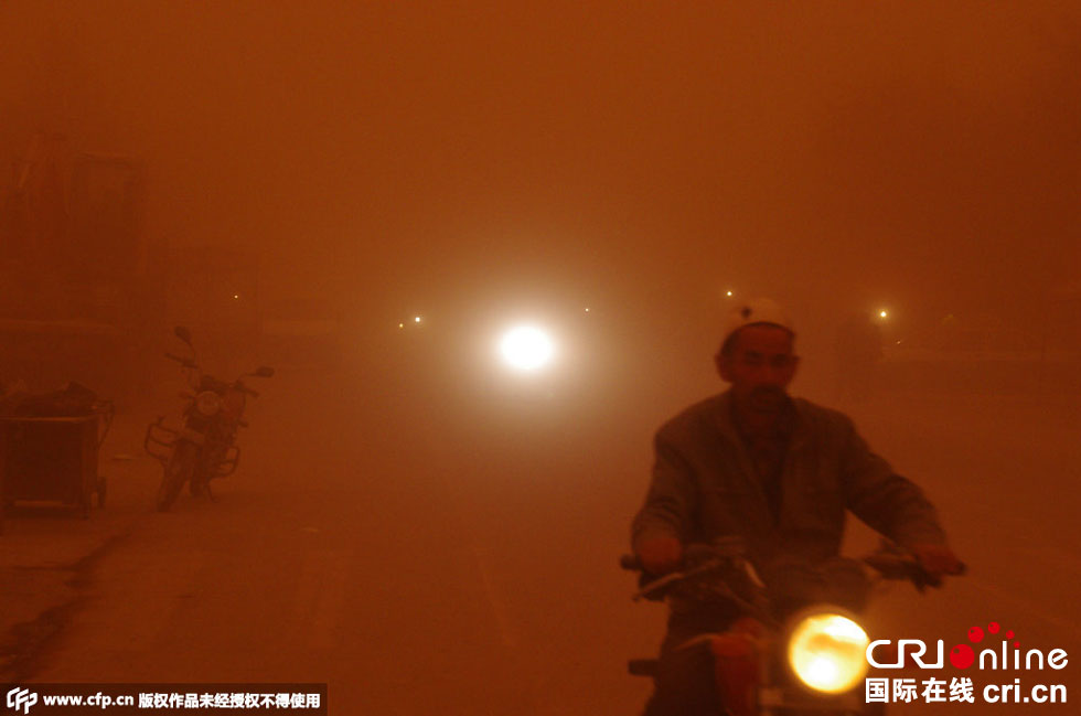 巴扎上的行人紛紛回家?！D片來源：CFP