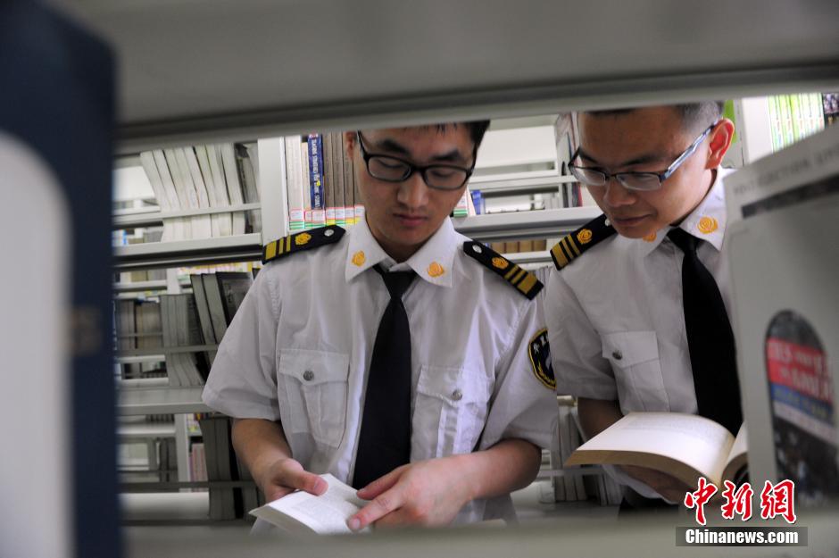 5月8日，武漢輕工大學圖書館保安吳濤與江力在圖書館交流學習。