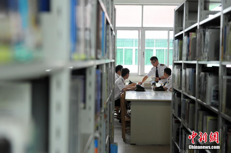 5月8日，武漢輕工大學保安吳濤、江力、黃凱、萬文杰在圖書館學習中。中新社發(fā) 張暢 攝