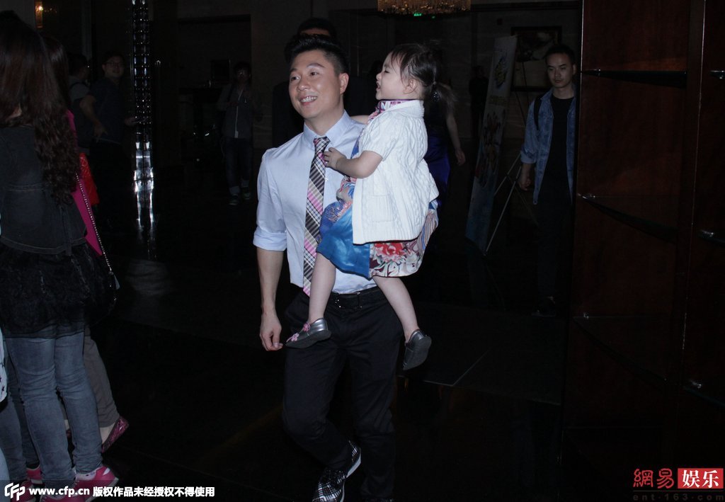 近日李小鵬抱女兒快步離開活動現(xiàn)場。