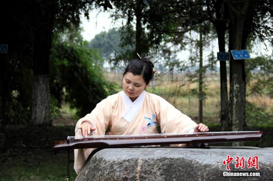 圖為在校園里撫琴的胡雅潔。