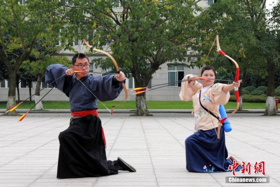 圖為課余練習(xí)射箭的“神雕俠侶”胡雅潔和胡默齋。