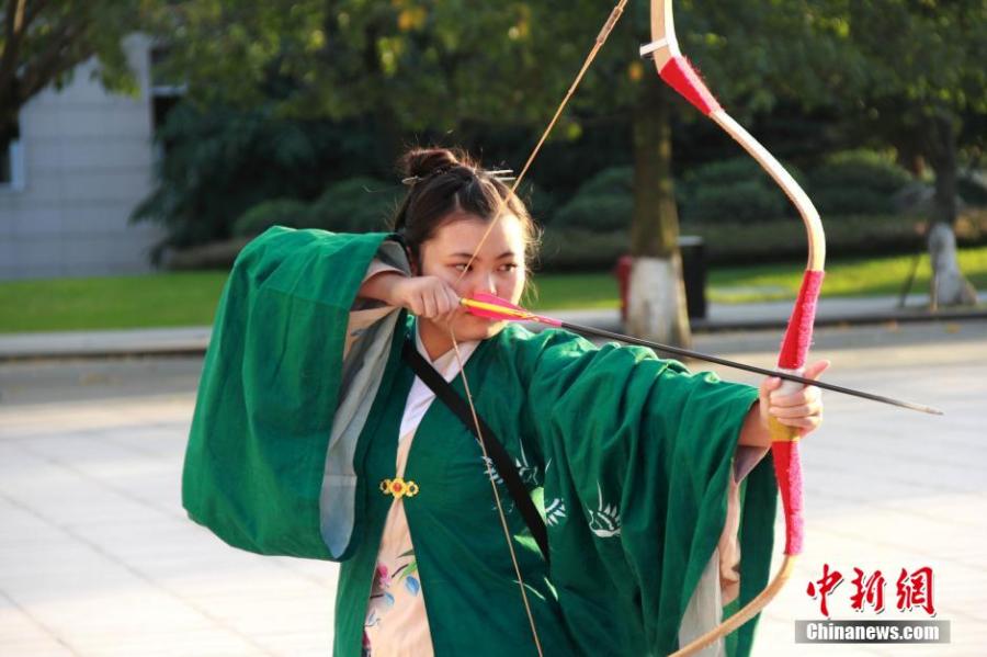 練習(xí)射箭的胡雅潔。