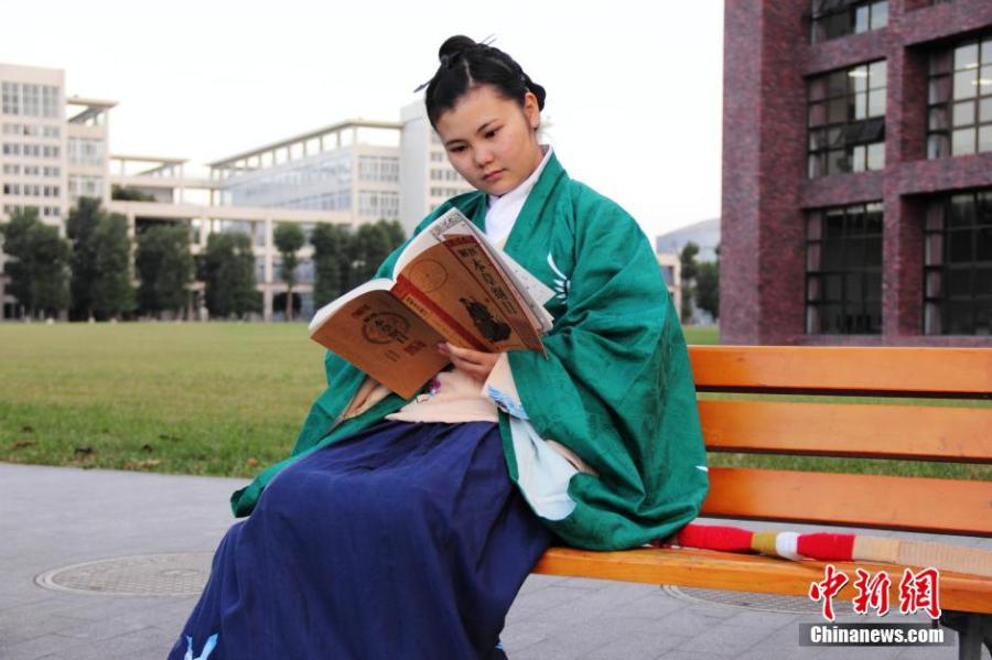 穿漢服在校園讀書的胡雅潔。