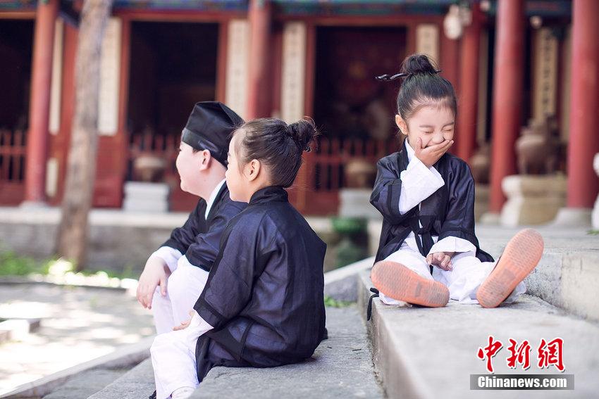 三萌娃扮“道士”玩游戲喚醒網友兒時記憶 三萌娃扮“道士”玩游戲喚醒網友兒時記憶