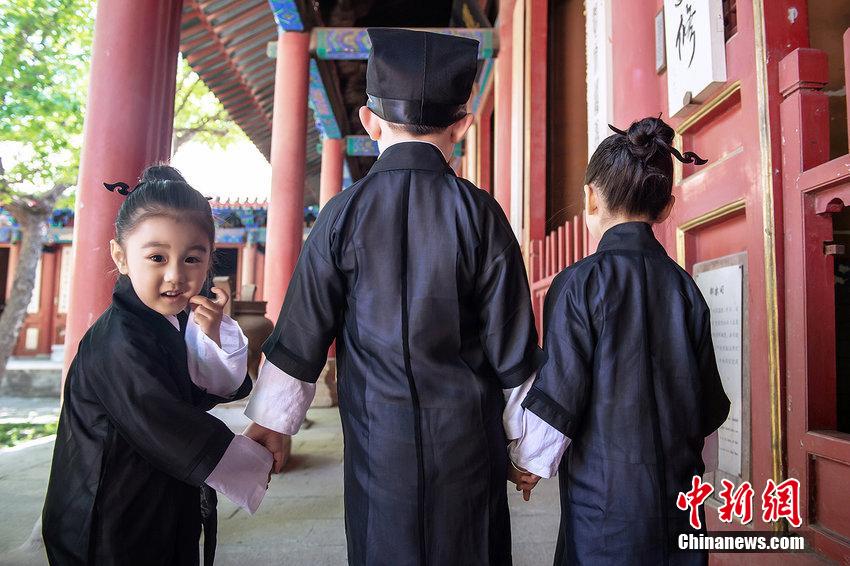 三萌娃扮“道士”玩游戲喚醒網友兒時記憶 三萌娃扮“道士”玩游戲喚醒網友兒時記憶