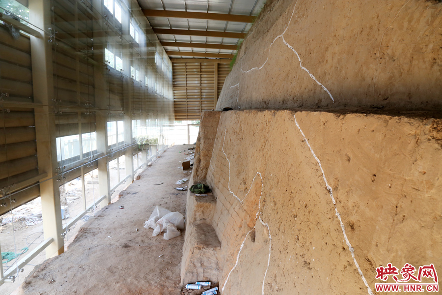 按照最初的設(shè)計，東側(cè)城墻內(nèi)規(guī)劃有一個1~2米寬的小展廳。