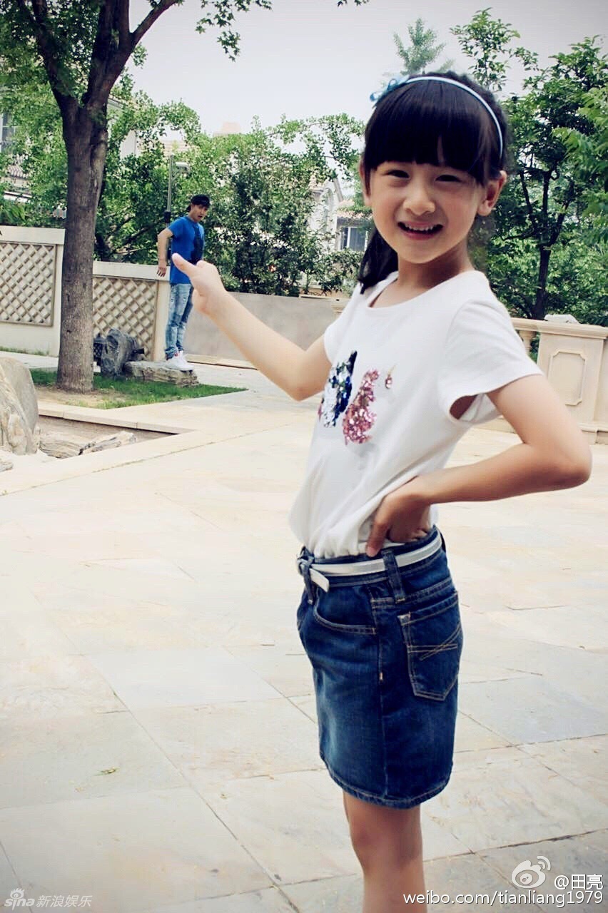 森碟穿短裙秀美腿變少女 和田亮搞怪合照 森碟穿短裙秀美腿變少女 和田亮搞怪合照