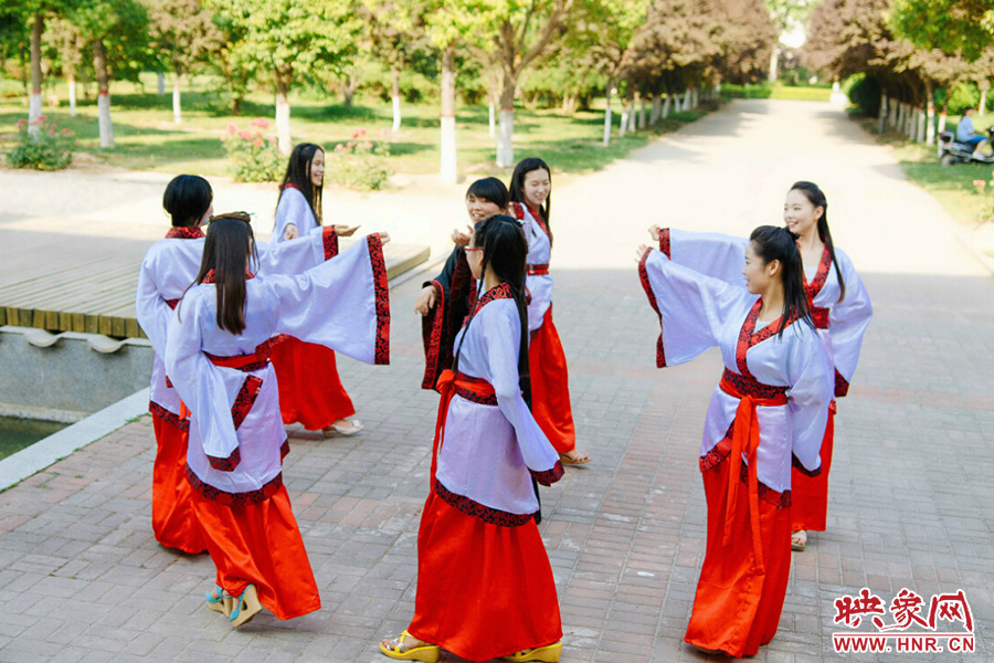 走遍校園的每個(gè)角落，只為你能盡可能將有關(guān)的記憶都帶走。