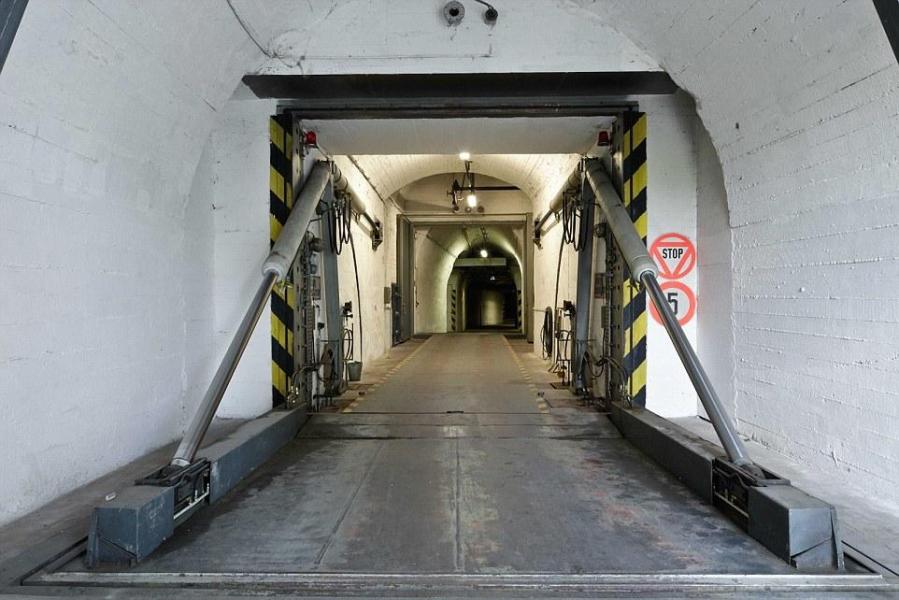 圖為地堡內(nèi)的通道，皆配備攝像頭。