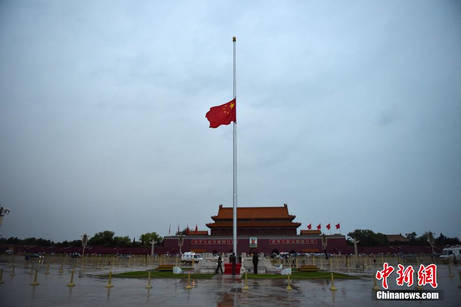 天安門廣場(chǎng)降半旗悼念喬石同志 天安門廣場(chǎng)降半旗悼念喬石同志
