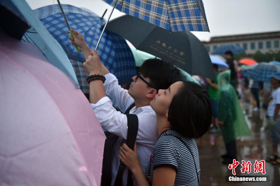 天安門廣場(chǎng)降半旗悼念喬石同志 天安門廣場(chǎng)降半旗悼念喬石同志