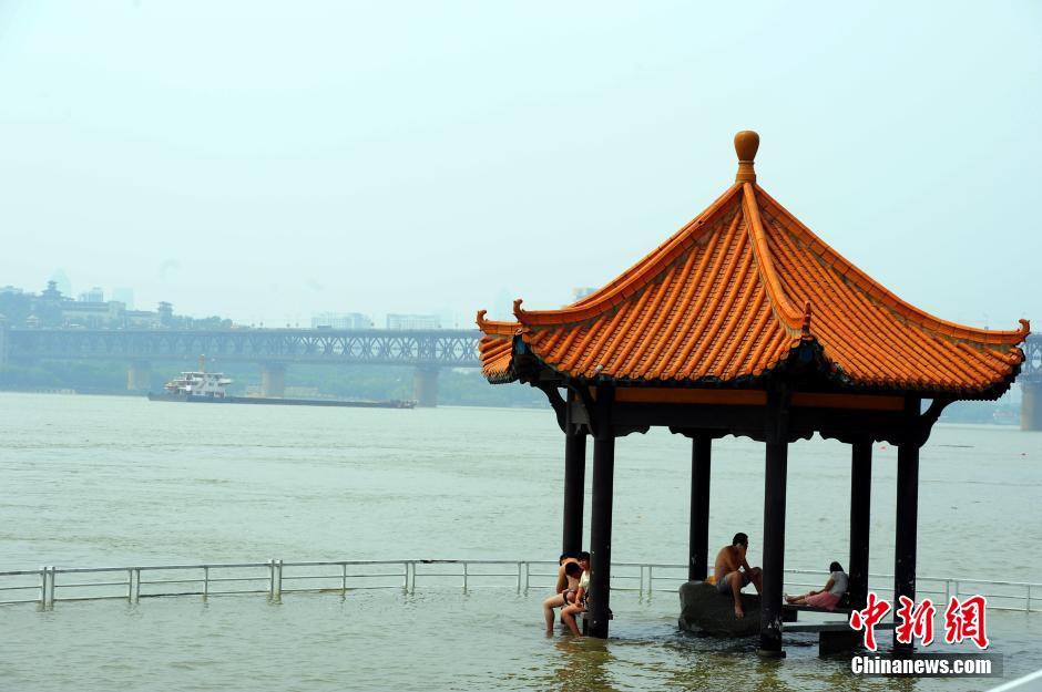 江武漢關(guān)水位超過25米“設(shè)防線” 民眾江邊戲水 江武漢關(guān)水位超過25米“設(shè)防線” 民眾江邊戲水