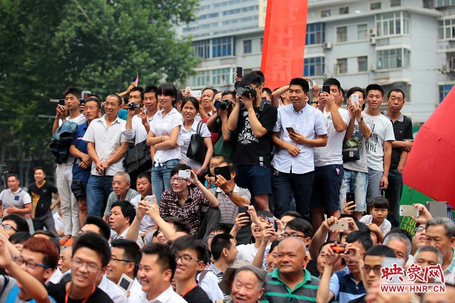 現(xiàn)場觀眾爭相觀看瀧澤蘿拉出場 現(xiàn)場觀眾爭相觀看瀧澤蘿拉出場