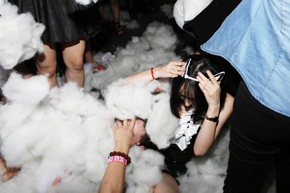 北京夜店:兔女郎與女白領枕頭大戰(zhàn) 北京夜店:兔女郎與女白領枕頭大戰(zhàn)