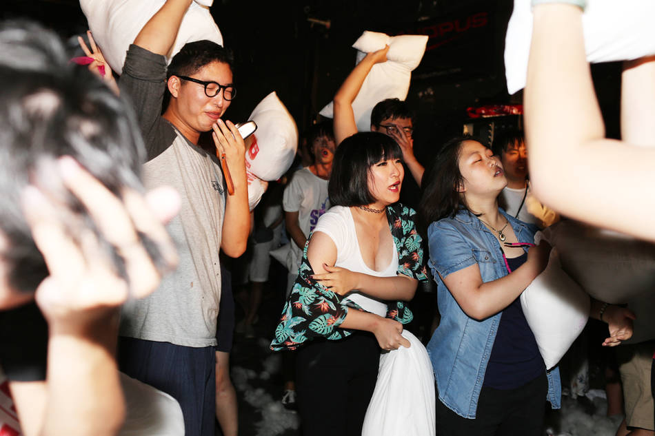 北京夜店:兔女郎與女白領枕頭大戰(zhàn) 北京夜店:兔女郎與女白領枕頭大戰(zhàn)