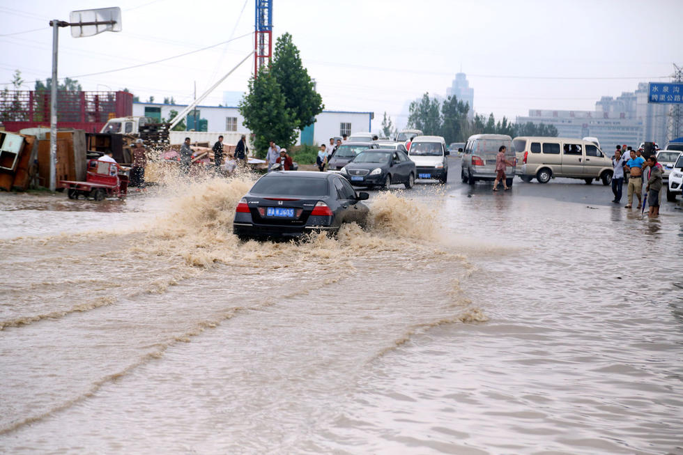 鄭州村民積水中撈車牌 鄭州村民積水中撈車牌
