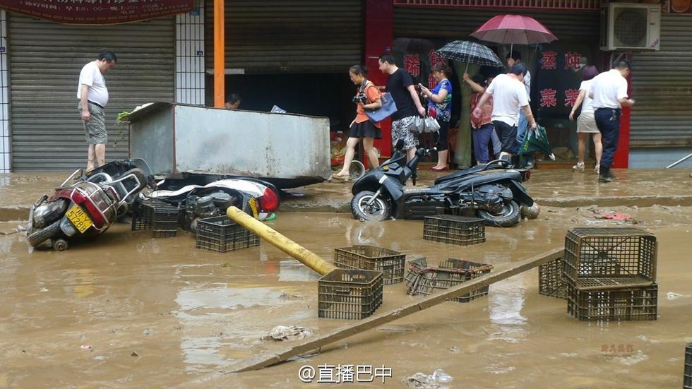 四川南江暴雨引洪水 數(shù)百輛車被淹成“廢鐵” 四川南江暴雨引洪水 數(shù)百輛車被淹成“廢鐵”