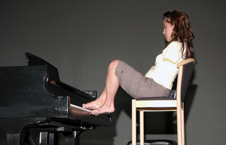 美國“勵志姐”天生無雙臂 用腳開飛機彈鋼琴 美國“勵志姐”天生無雙臂 用腳開飛機彈鋼琴