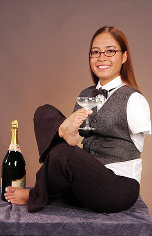 美國“勵志姐”天生無雙臂 用腳開飛機彈鋼琴 美國“勵志姐”天生無雙臂 用腳開飛機彈鋼琴