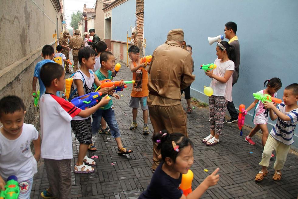 孩子們持水槍打鬼子。