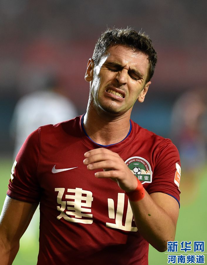 7月19日，河南建業(yè)隊(duì)球員伊沃錯(cuò)失破門機(jī)會(huì)。新華社記者李博攝