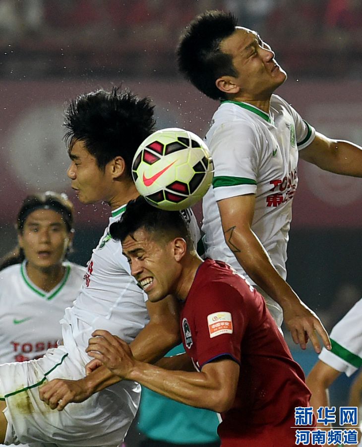 7月19日，河南建業(yè)隊(duì)球員哈維爾（右二）在比賽中與對(duì)手爭(zhēng)搶頭球。