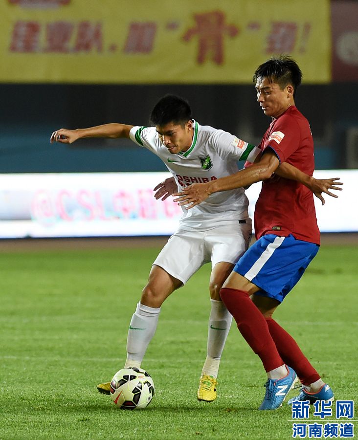 7月19日，杭州綠城隊(duì)球員黃希揚(yáng)（左）在比賽中控球。