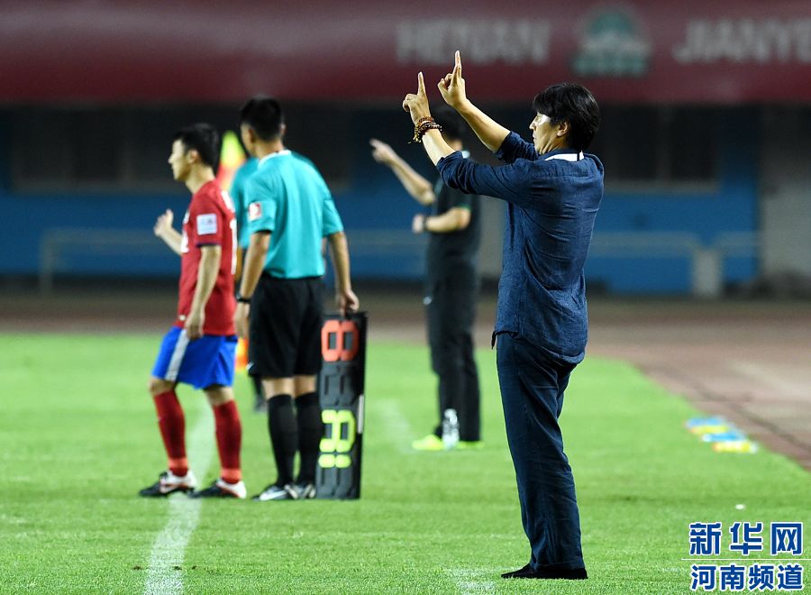 7月19日，河南建業(yè)隊(duì)主教練賈秀全（右一）在場(chǎng)邊指揮。