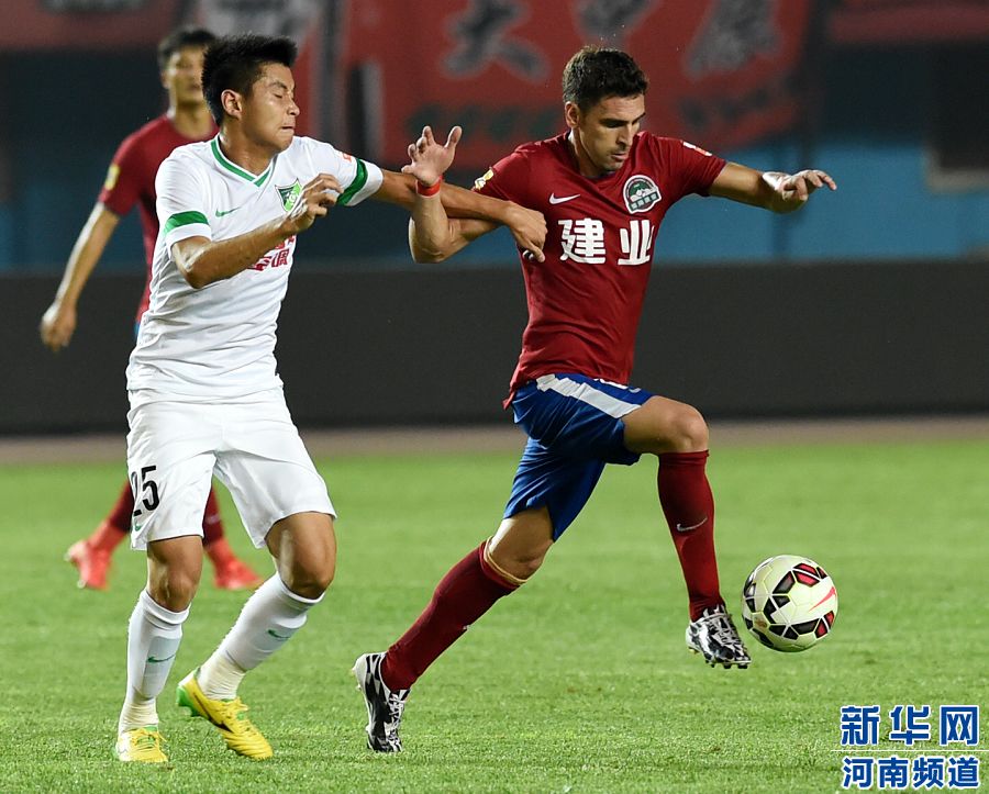 7月19日，河南建業(yè)隊(duì)球員伊沃（右）在比賽中帶球進(jìn)攻。
