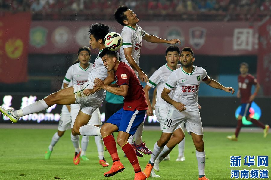 7月19日，河南建業(yè)隊(duì)球員哈維爾（前排左二）在比賽中與對(duì)手爭(zhēng)搶頭球。