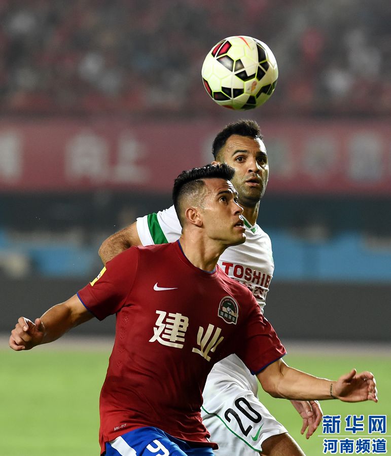 7月19日，河南建業(yè)隊(duì)球員哈維爾（前）在比賽中拼搶。