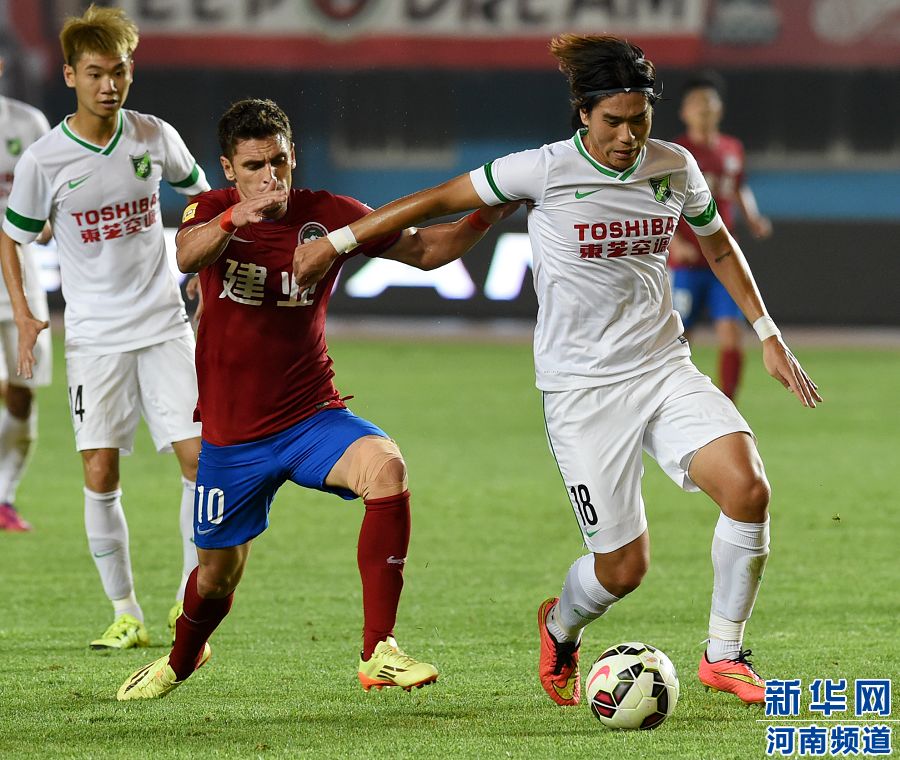 　7月19日，杭州綠城隊(duì)球員趙宇豪（右）在比賽中爭(zhēng)搶。
