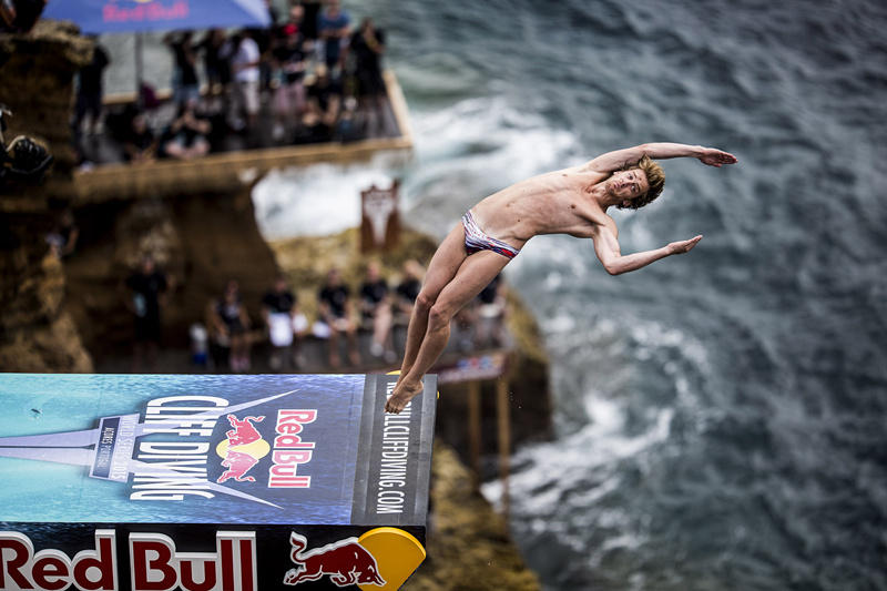 葡萄牙舉行懸崖跳水 場面驚險壯觀 葡萄牙舉行懸崖跳水 場面驚險壯觀
