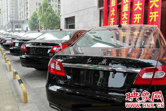 路邊一棟樓上懸掛著二三十條紅色條幅，全部是祝賀一家公司開業(yè)的。