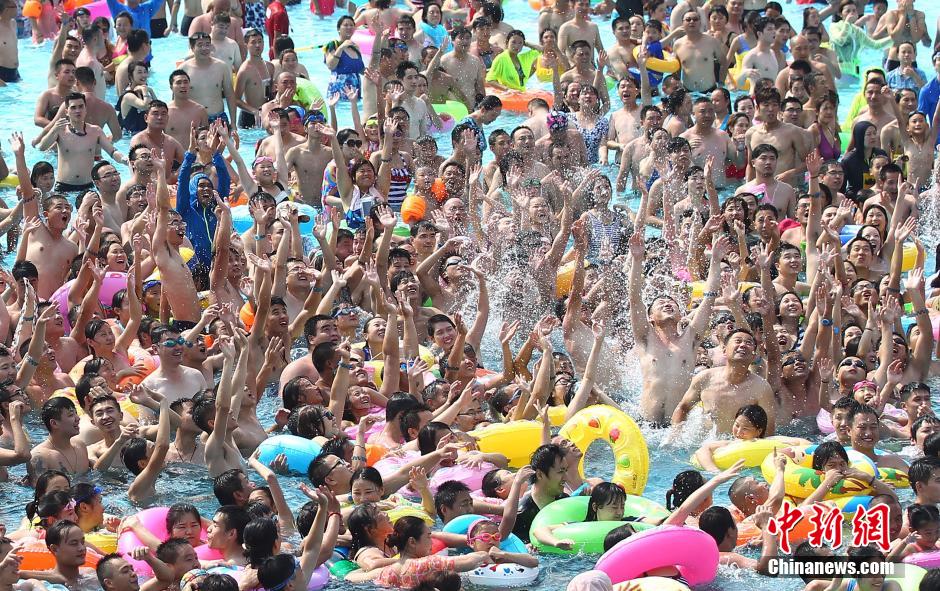 8月1日，民眾扎堆在南京湯山歡樂(lè)水魔方水上樂(lè)園戲水，享受“冰火兩重天”的涼爽和激情。連日來(lái)，中國(guó)大部分地區(qū)迎來(lái)高溫天氣。