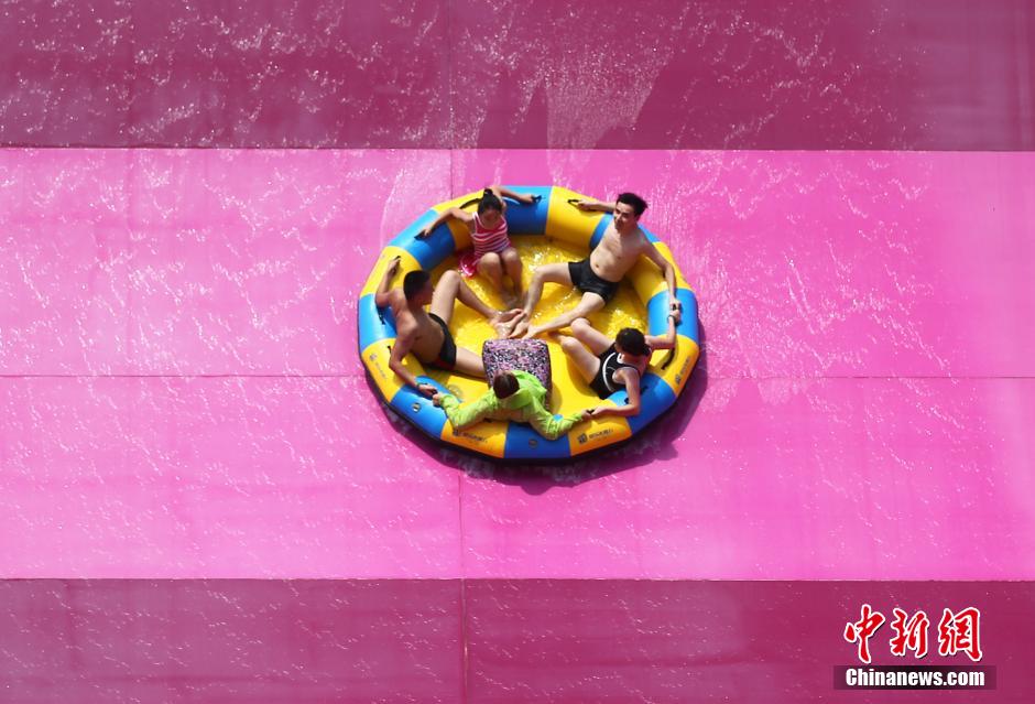 8月1日，民眾扎堆在南京湯山歡樂(lè)水魔方水上樂(lè)園戲水，享受“冰火兩重天”的涼爽和激情。連日來(lái)，中國(guó)大部分地區(qū)迎來(lái)高溫天氣。